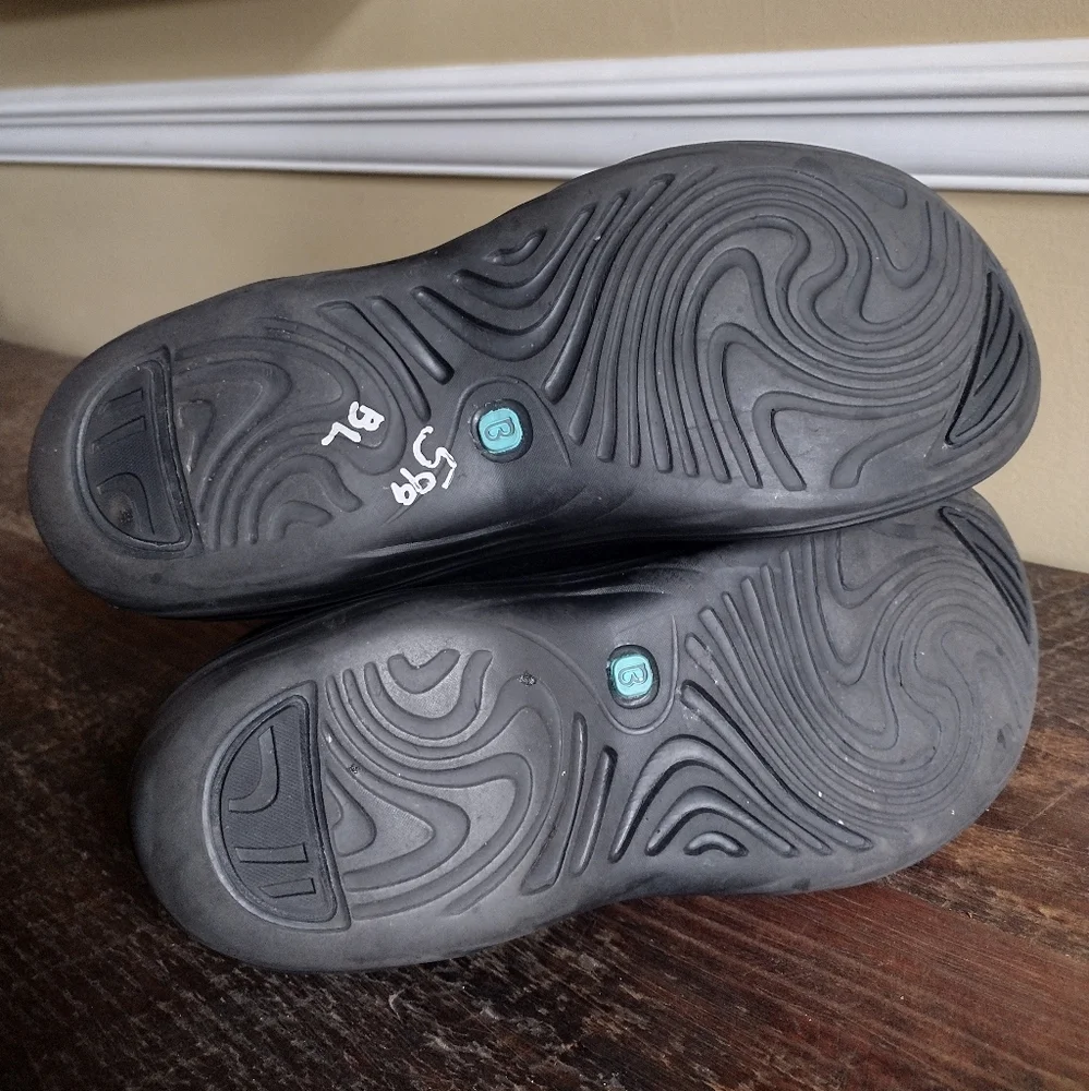 BZees Black Suede Zizzle Ankle Boots Size 11 - Picture 8 of 10